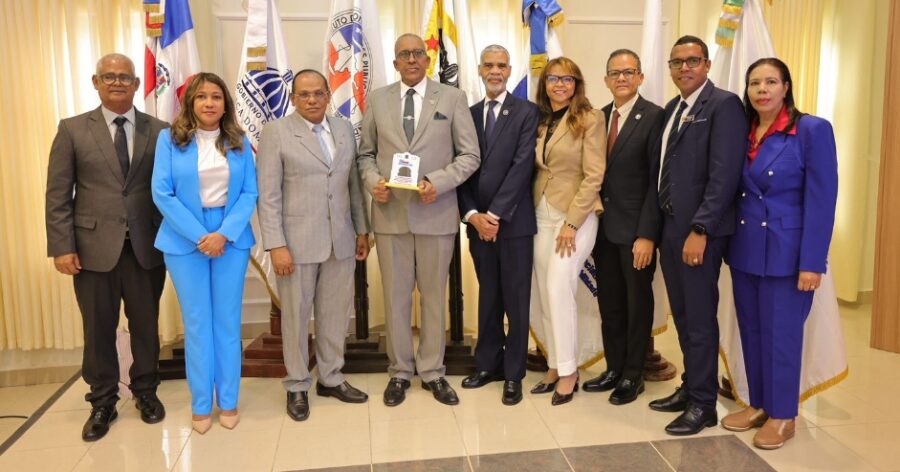 Félix Santana García  luego de la conferencia “El contador público autorizado frente a los nuevos desafíos del control interno en la gestión pública”.