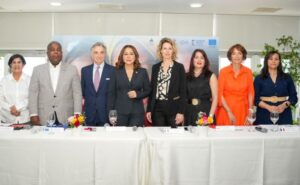 Representantes de las entidades en clausura.