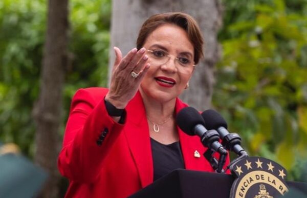 La presidenta  Xiomara Castro plantea una solución electoral.