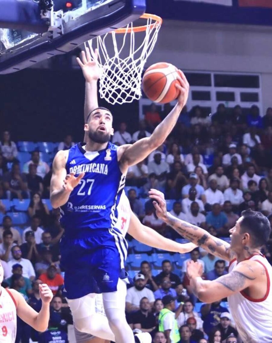 Chris Duarte hace ofensiva en el partido de anoche contra equipo de  México.  fuente  externa