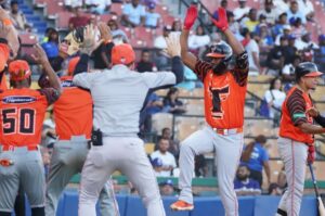 Eloy Jiménez es saludado por sus compañeros luego de disparar un largo cuadrangular  de tres carreras.  manolito jiménez