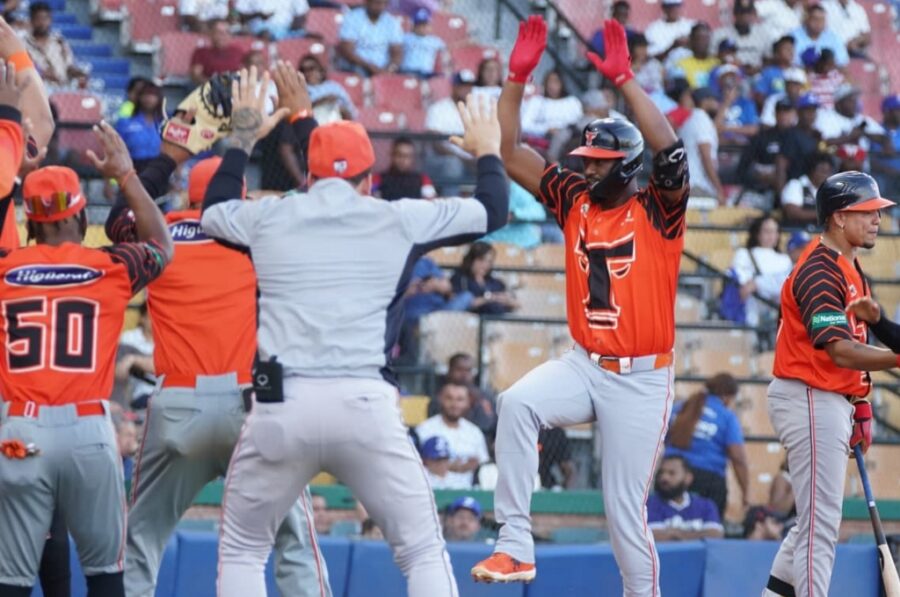 Eloy Jiménez es saludado por sus compañeros luego de disparar un largo cuadrangular  de tres carreras.  manolito jiménez