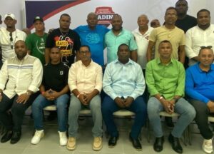 Parte del nuevo Comité Ejecutivos electo para la Abadina.