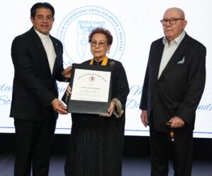 El rector de la PUCMM, Secilio Espinal; Xiomara Dájer de Menéndez y su esposo, Ramón Antonio Menéndez, durante el acto de reconocimiento.