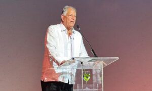 Juan Antonio García Smeter (Piyoyo) habla en  ceremonia para celebrar centenario natalicio Wiche Garcia Saleta.     externa