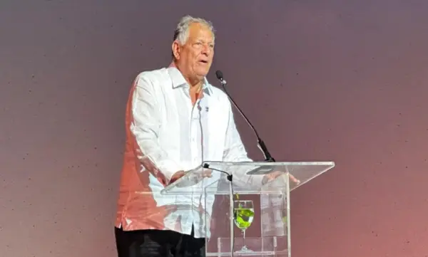 Juan Antonio García Smeter (Piyoyo) habla en  ceremonia para celebrar centenario natalicio Wiche Garcia Saleta.     externa