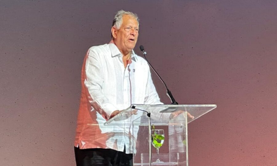 Juan Antonio García Smeter (Piyoyo) habla en  ceremonia para celebrar centenario natalicio Wiche Garcia Saleta.     externa