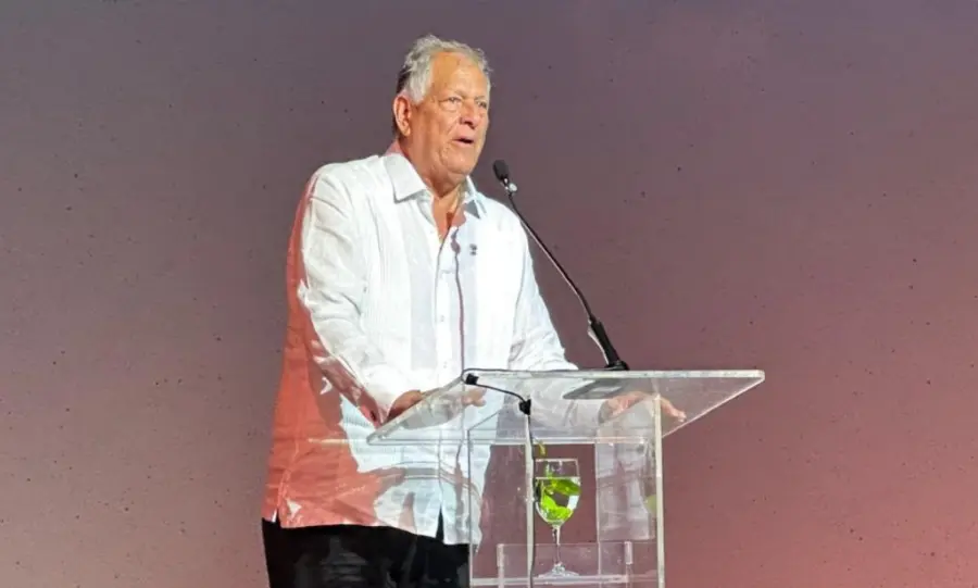 Juan Antonio García Smeter (Piyoyo) habla en  ceremonia para celebrar centenario natalicio Wiche Garcia Saleta.     externa