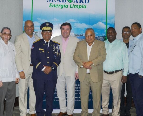 Armando Rodríguez y Fernando Geraldino, directivos de Seaboard, junto a presidentes de clubes.