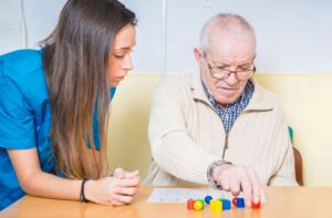 El cerebro sufre cambios que  afectan la memoria, atención o velocidad de procesamiento  sin llegar a ser patológicos.