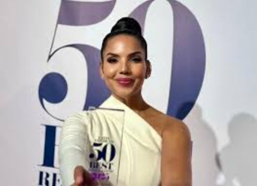 La chef Inés Páez Nin (chef Tita) recibe la distinción.