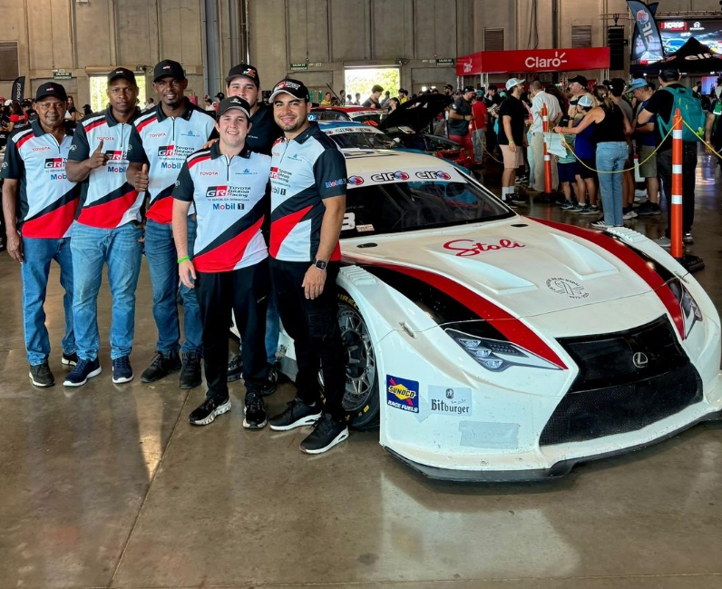 El piloto Jimmy Llibre, junto a su equipo de soporte.