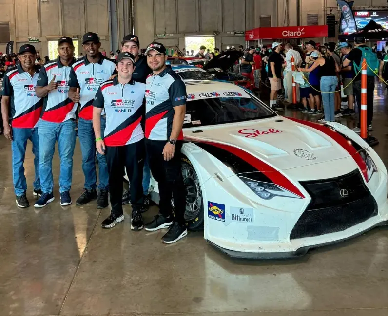 El piloto Jimmy Llibre, junto a su equipo de soporte.