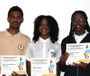 Ganadores del concurso estudiantil de ensayo.