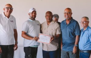 Tony Mesa, de la  dirección técnica de los juegos, entrega un certificado a un participante.