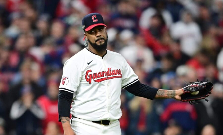 El dominicano Emmanuel Clase atraviesa por una situación muy difícil para su carrera.  AP