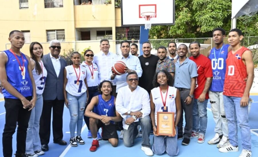 El ministro de Deportes y funcionarios del Banreservas junto a atletas de Villa Consuelo.