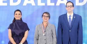 Directivos de Isfodosu reciben la  medalla de plata de premio del sector público.