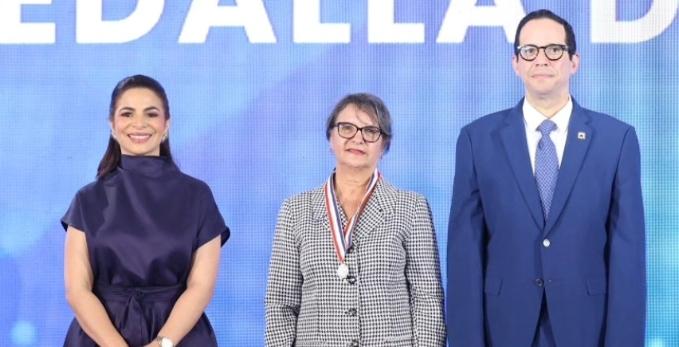 Directivos de Isfodosu reciben la  medalla de plata de premio del sector público.