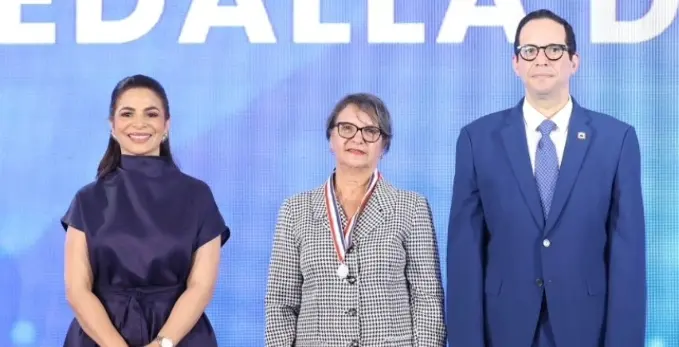 Directivos de Isfodosu reciben la  medalla de plata de premio del sector público.