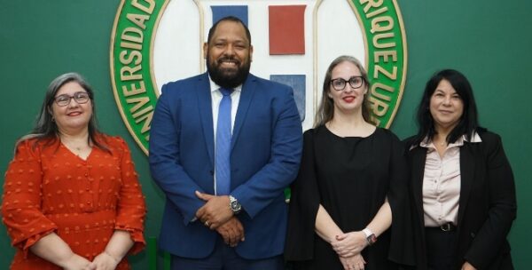 Directivos de la universidad inauguran el Centro de Sostenibilidad.