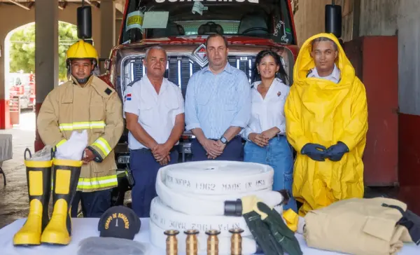 Ejecutivos de Casa Brugal entregaron el donativo al Cuerpo de Bomberos de Puerto Plata.
