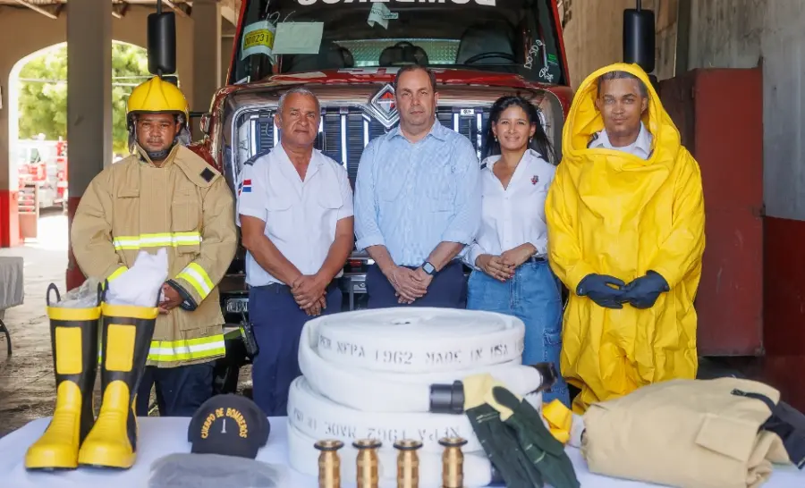 Ejecutivos de Casa Brugal entregaron el donativo al Cuerpo de Bomberos de Puerto Plata.