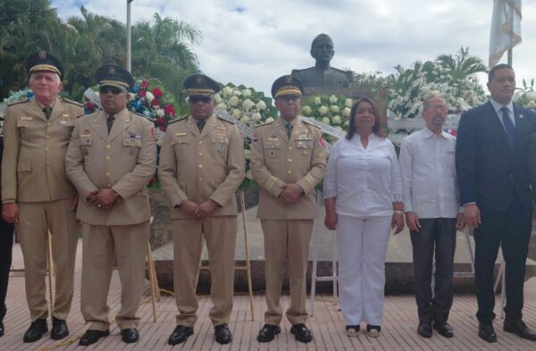 El presidente de Efemérides Patrias y las autoridades de la provincia luego de colocar las ofrendas.