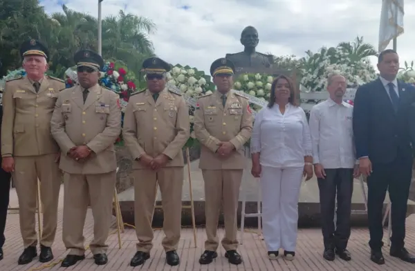 El presidente de Efemérides Patrias y las autoridades de la provincia luego de colocar las ofrendas.