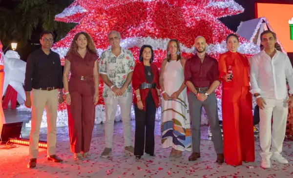 Diana Martínez,  junto a ejecutivos del Sistema Coca-Cola.