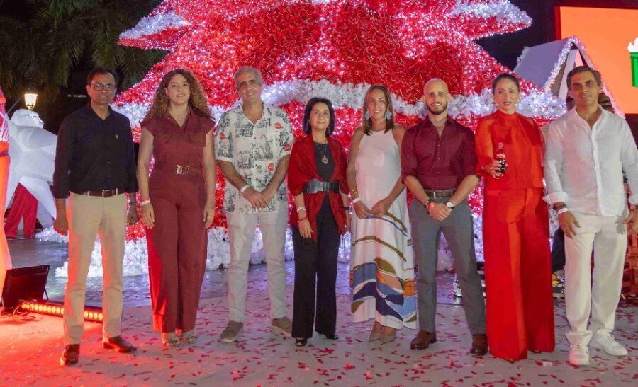 Diana Martínez,  junto a ejecutivos del Sistema Coca-Cola.
