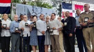 Juan Pablo Uribe entregó Medalla Conmemorativa del 60 Aniversario de la Revolución Constitucionalista de abril de 1965.