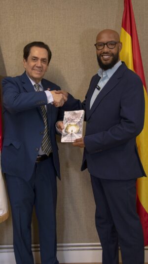 Juan Rojas hace entrega su obra al embajador Tony Raful.