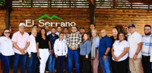 Colaboradores  y directivos de ambas entidades durante el encuentro.