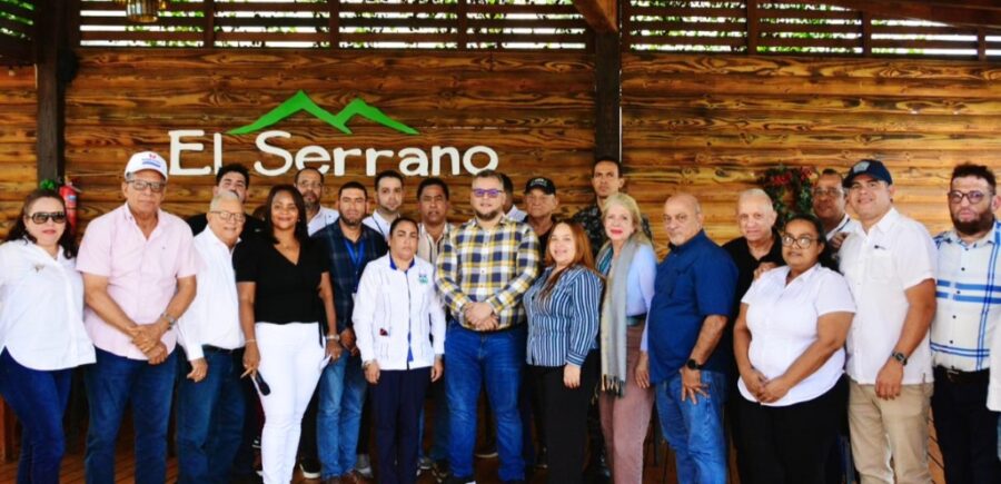 Colaboradores  y directivos de ambas entidades durante el encuentro.