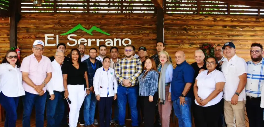 Colaboradores  y directivos de ambas entidades durante el encuentro.