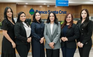 Ejecutivas de la entidad bancaria durante la apertura.