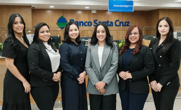 Ejecutivas de la entidad bancaria durante la apertura.