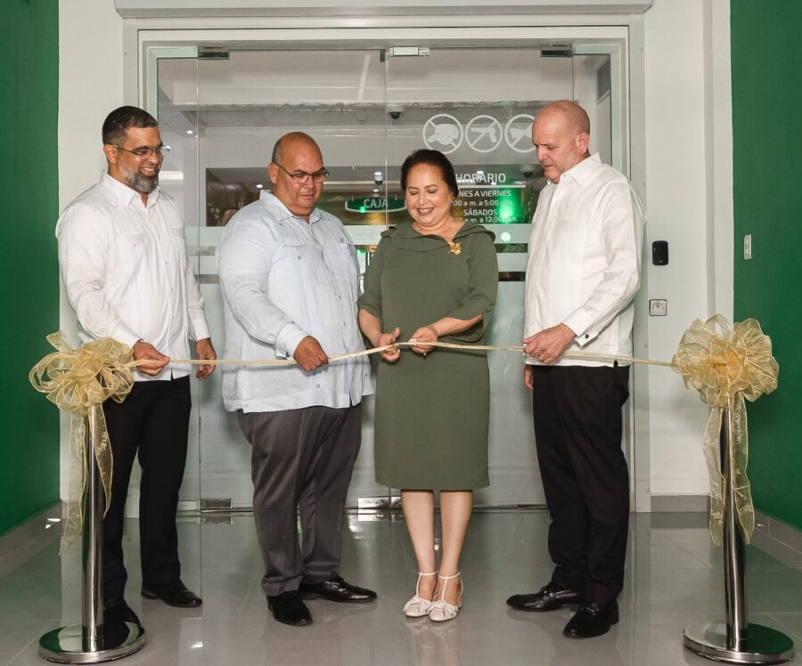 Julio Valerio, Freddy Rodríguez, Fiordaliza Estévez y Aldredo Dorrejo, durante el corte de cinta inaugural.