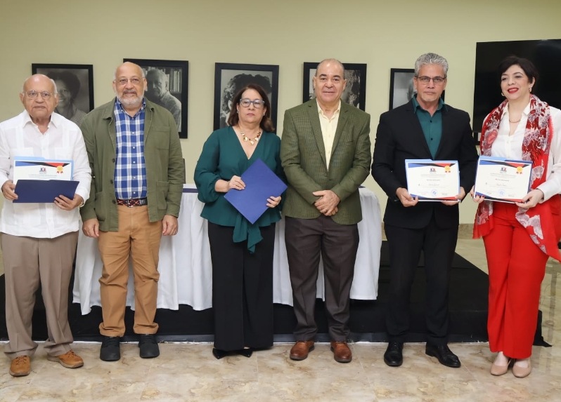 Amaury Justo Duarte, Marino Berigüete, Jenny Montero, Avelino Stanley, Alberto Garrido y Angela Suazo.