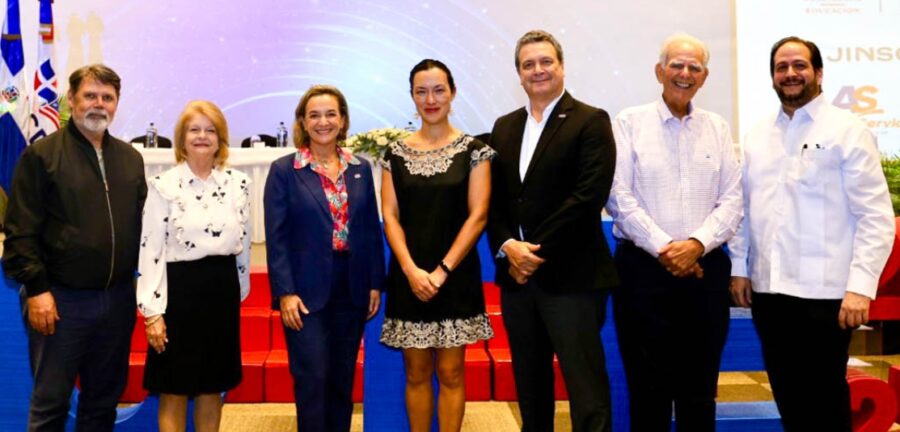 Directivos de las entidades durante el encuentro.