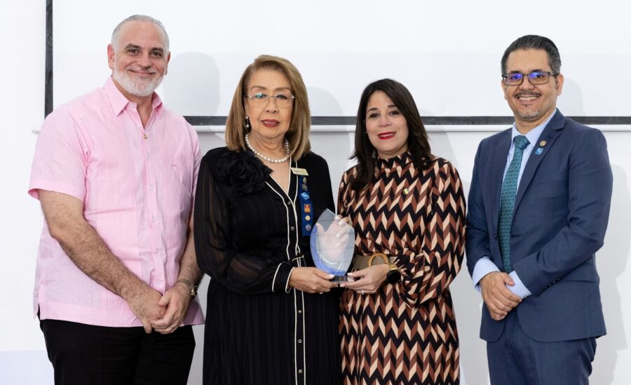 Osvaldo Holguín, Olga V. Acosta Sena, Jenny González Báez y  Melvion Brioso.