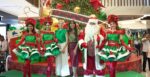 Christhina Gilleland y Ana López, junto a Santa y las duendes.