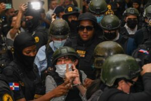 Una imputada del caso Senasa fue conducida a la audiencia mientras proclamaba con insistencia de su inocencia.