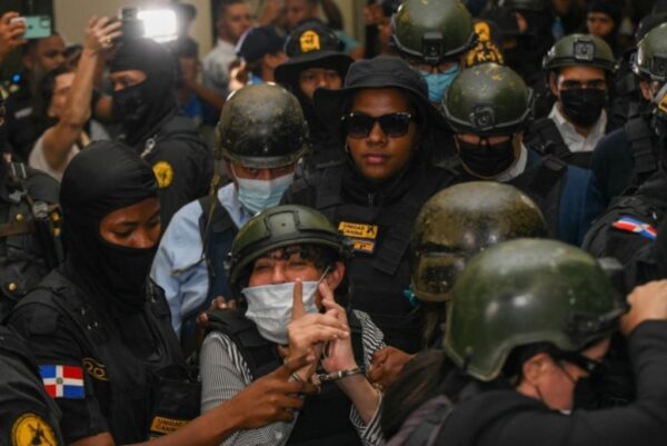 Una imputada del caso Senasa fue conducida a la audiencia mientras proclamaba con insistencia de su inocencia.