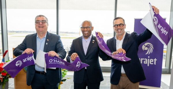 Elías Brache, Michael Mc Murray y Manuel Luna en el corte de cinta.