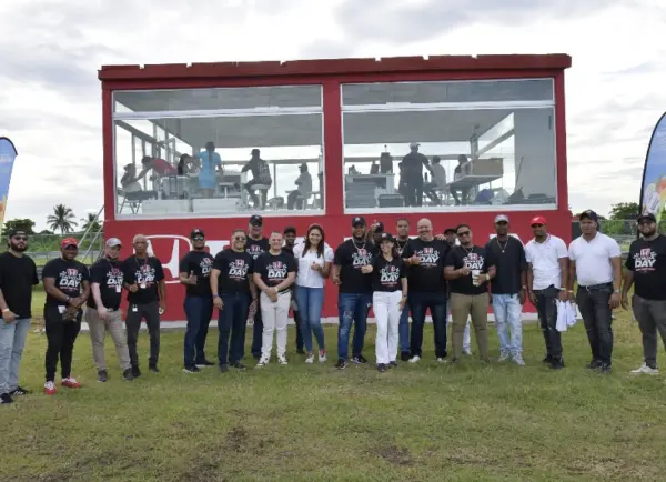 Maribel Bellapart, en el centro, junto al equipo de Agencia Bella.