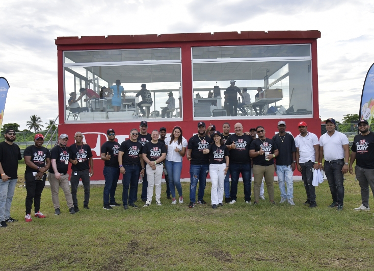 Maribel Bellapart, en el centro, junto al equipo de Agencia Bella.