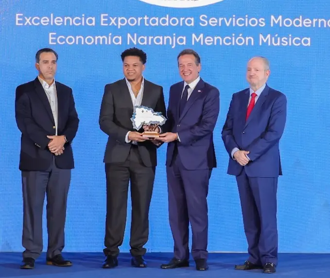 La distinción fue recibida por Jairo Bautista, de manos de Víctor “Ito” Bisonó.