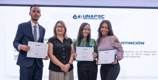 Rosa L. Fernández,  directora de la Escuela de Derecho, junto a estudiantes reconocidos.